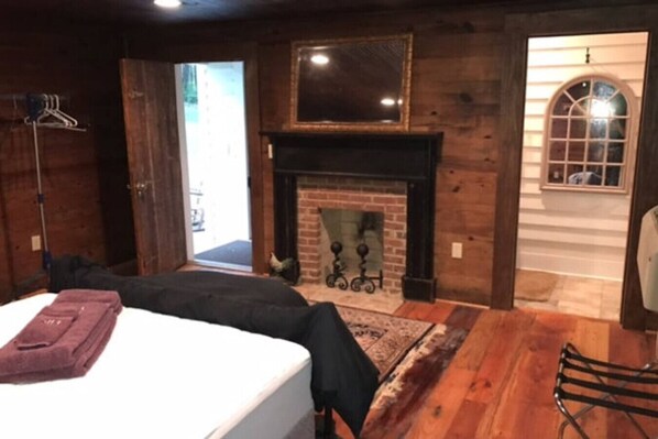 Desk, iron/ironing board, WiFi, bed sheets