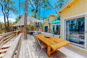 Outdoor dining - Snowbird-friendly home with a deck, hot tub, washer/dryer & central AC (St. George Island)