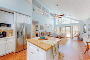 Interior - Snowbird-friendly home with a deck, hot tub, washer/dryer & central AC (St. George Island)