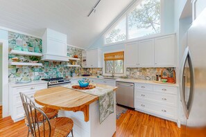 Fridge, microwave, oven, stovetop - Snowbird-friendly home with a deck, hot tub, washer/dryer & central AC (St. George Island)