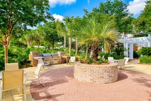Outdoor dining - Lovely Baytowne Wharf studio with pool, hot tub, tennis, patio, W&D & beach access (Miramar Beach)