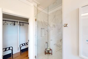 Douche, serviettes fournies