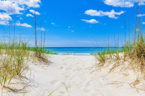 Luau suite w/luxe pool, hot tub & gym - stroll 4 minutes to beach
