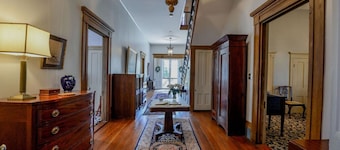 GreekRevival 8br/6b w/ Kit-35 Min to U of Alabama!