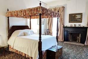 Escritorio, tabla de planchar con plancha, wifi y ropa de cama 