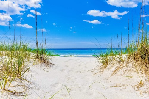 Gorgeous coastal studio with shared pool, near shopping and golf.