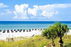 Beach nearby - Ground-floor condo with patio, central AC, shared pool, & tennis (Miramar Beach)