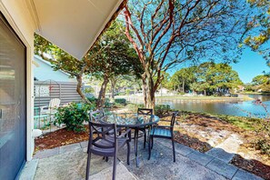 Outdoor dining - Lakefront townhouse with share pool, W&D, WiFi, Onsite Golf (Miramar Beach)
