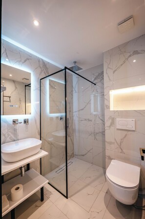 Classic Double Room | Bathroom - Almar Boutique Hotel (Sarandë)