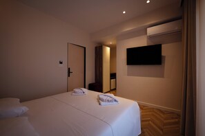 Phòng đôi tiện nghi đơn giản, ban công