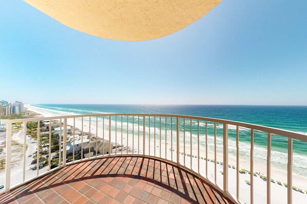 Property grounds - Cozy, open unit, steps to the beach, convenient to dining (Miramar Beach)