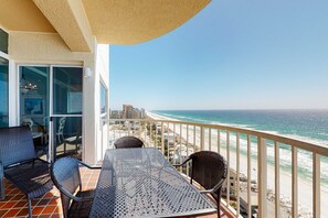 Outdoor dining - Cozy, open unit, steps to the beach, convenient to dining (Miramar Beach)