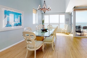 Dining - Cozy, open unit, steps to the beach, convenient to dining (Miramar Beach)