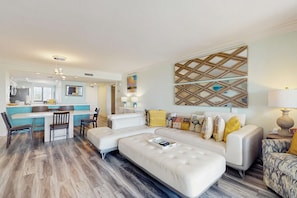 TV, offices - Gorgeous beachview condo with shared pool & beach access (Miramar Beach)