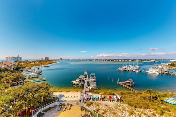 Marina - Sunlit & tropical beachfront condo with pool, gym, balcony views (Pensacola Beach)