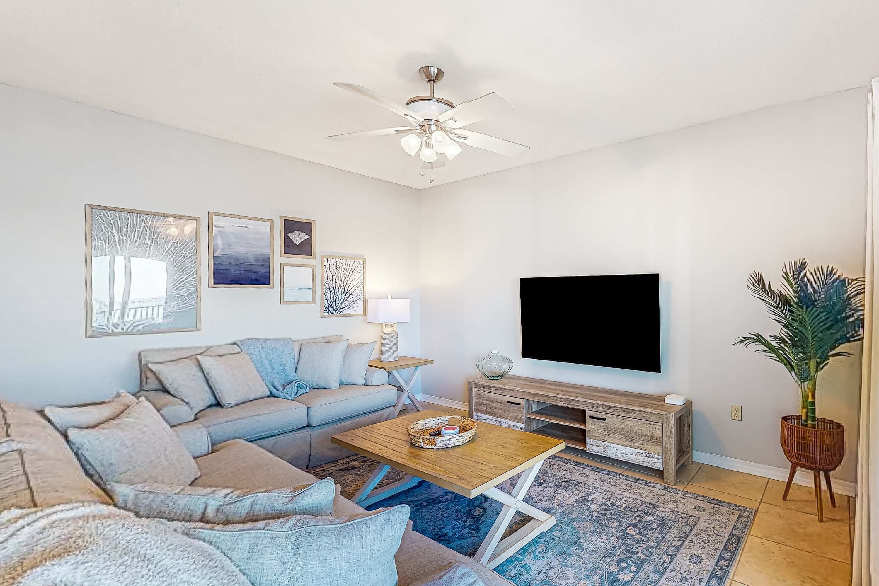 Sunlit & Tropical Beachfront Condo With Pool, Gym, Balcony Views - Pensacola Beach, FL