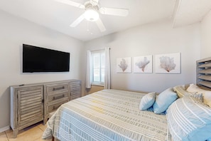 2 bedrooms, WiFi, bed sheets - Sunlit & tropical beachfront condo with pool, gym, balcony views (Pensacola Beach)