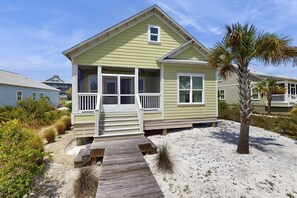Exterior - Beachy retreat within easy walking distance to pool, beach access & restaurants (Port St. Joe)