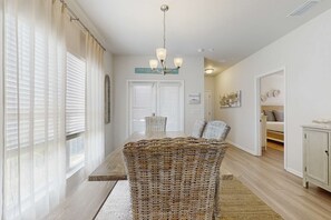 Dining - Beachy retreat within easy walking distance to pool, beach access & restaurants (Port St. Joe)