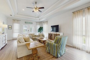 TV, offices - Beachy retreat within easy walking distance to pool, beach access & restaurants (Port St. Joe)