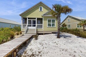 Exterior - Beachy retreat within easy walking distance to pool, beach access & restaurants (Port St. Joe)
