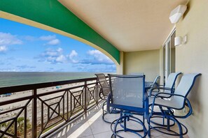 Property grounds - Roomy beachfront condo with full kitchen, shared pool and beach access! (Fort Walton Beach)
