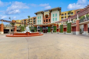 Exterior - Roomy beachfront condo with full kitchen, shared pool and beach access! (Fort Walton Beach)