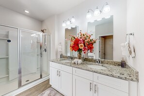 Shower, towels - Snowbird-friendly resort home with pool, golf cart, patio, bikes, beach access (Port St. Joe)