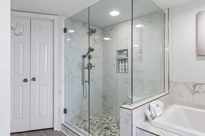 Shower, towels - Destin West Bayside Heron 605 - Bayfront condo steps to beach with waterfront balcony, pool, & lazy river (Fort Walton Beach)