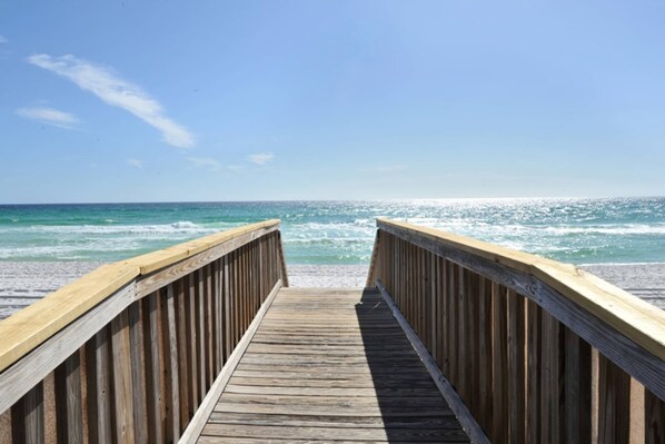 On the beach - Lovely escape with great amenities, Gulf view, private WiFi, roomy balcony & W&D (Fort Walton Beach)