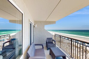 Property grounds - Sunlit Gulf-front condo with gorgeous water views, pool, balcony, & tennis court (Fort Walton Beach)