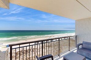 Property grounds - Sunlit Gulf-front condo with gorgeous water views, pool, balcony, & tennis court (Fort Walton Beach)