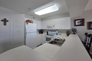 Fridge, microwave, oven, stovetop - Cozy beachfront condo with private balcony, shared pool & beach access (Fort Walton Beach)
