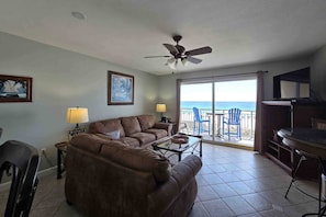 TV, DVD player, offices - Cozy beachfront condo with private balcony, shared pool & beach access (Fort Walton Beach)