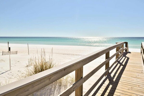 On the beach - 2nd Floor Gulf Front Condo with Gulf Views, Close To Entertainment (Fort Walton Beach)