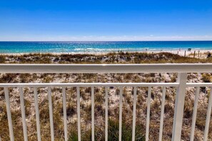 Property grounds - 2nd Floor Gulf Front Condo with Gulf Views, Close To Entertainment (Fort Walton Beach)