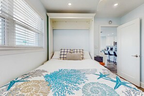 2 bedrooms, iron/ironing board, WiFi, bed sheets - Cozy coastal condo, dog friendly with easy beach access and close to everything (Fort Walton Beach)