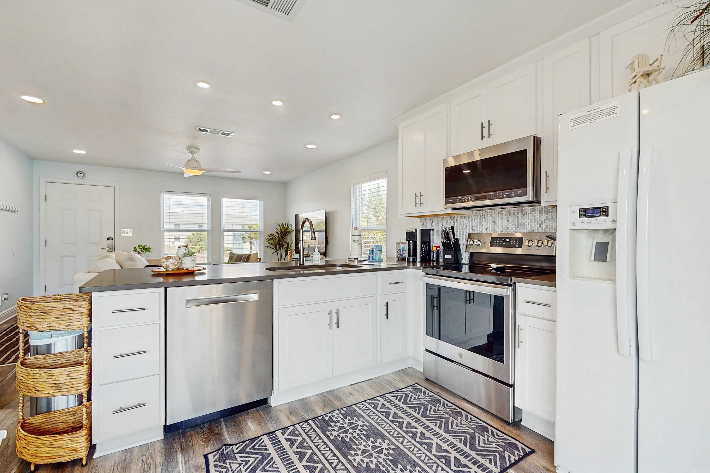 Refrigerador, microondas, horno y parrilla de estufa 