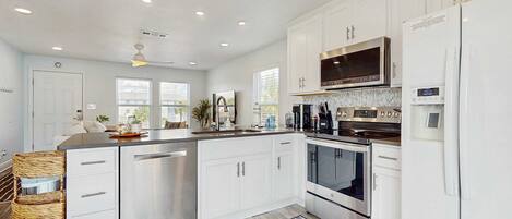 Refrigerador, microondas, horno y parrilla de estufa