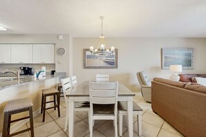 Dining - Coastal condo with Gulf views, Shared pool, washer and dryer, Wifi (Fort Walton Beach)