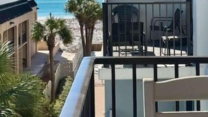 En balkon med udsigt over stranden og havet.
