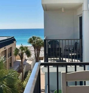 Un balcone con vista sulla spiaggia e sull'oceano.