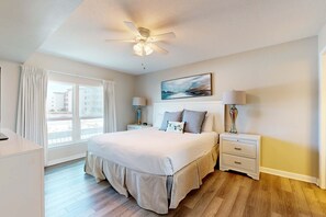 2 bedrooms, WiFi, bed sheets - Beachfront condo with Gulf views, beach access, pool, & private balcony (Fort Walton Beach)