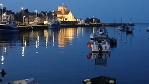 Ein Hafen mit Booten und einem markanten Gebäude mit einem Turm.