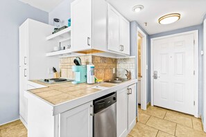 Fridge, microwave, stovetop, dishwasher - Bright, second-floor studio with high-speed WiFi & pool view - walk to the bay (Fort Walton Beach)