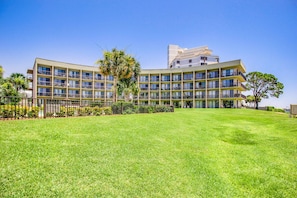 Exterior - Waterfront condo featuring a lovely patio with views, AC, & pool access (Fort Walton Beach)