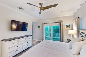 3 bedrooms, iron/ironing board, travel cot, WiFi - Renovated dog-friendly home with private pool & spacious decks - near the beach (St. George Island)