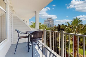 Outdoor dining - Lovely condo with pool hot tub, nearby golf, & fitness area (Miramar Beach)