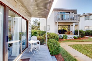 Outdoor dining - Coastal condo with a pool, patio, washer&dryer, & central AC - easy beach access (Miramar Beach)