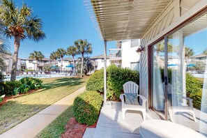 Terrace/patio - Coastal condo with a pool, patio, washer&dryer, & central AC - easy beach access (Miramar Beach)